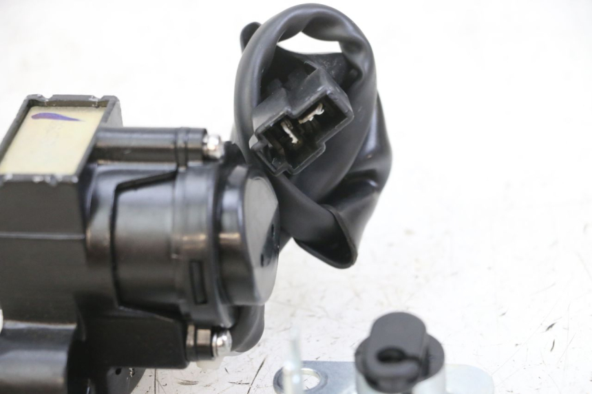 photo de ZESTAW ZAMKA I KLUCZYKA NEIMAN ROYAL ENFIELD SCRAM 411 (2022 - 2024) - Zbliżenie techniczne