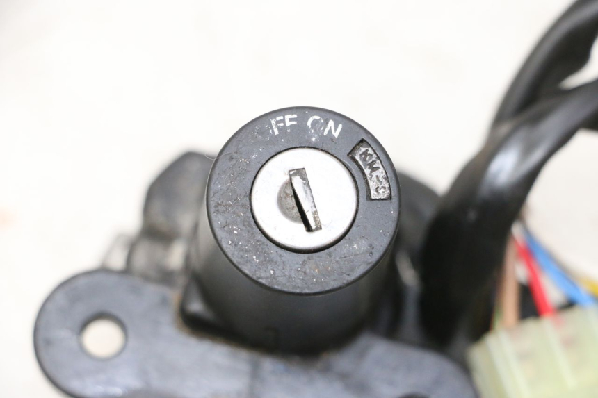 photo de ZESTAW ZAMKA I KLUCZYKA STACYJKI TRIUMPH SPRINT 900 (1995 - 1998) - Zbliżenie komponentów