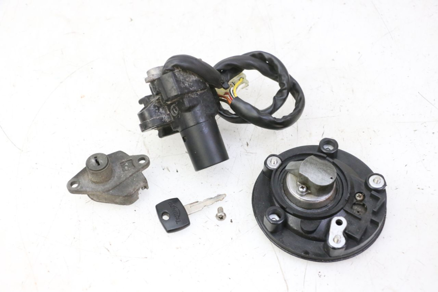 photo de ZESTAW ZAMKA I KLUCZYKA STACYJKI TRIUMPH SPRINT 900 (1995 - 1998) - Zoom stanu zużycia