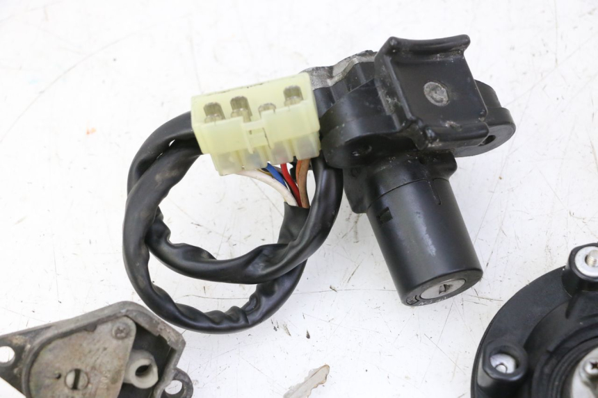 photo de ZESTAW ZAMKA I KLUCZYKA STACYJKI TRIUMPH SPRINT 900 (1995 - 1998) - Inny kąt widzenia