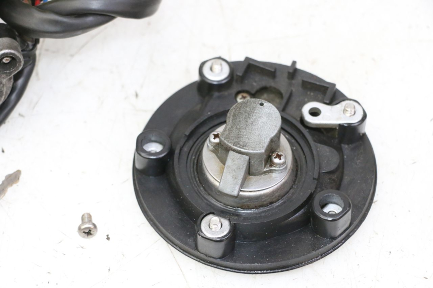 photo de ZESTAW ZAMKA I KLUCZYKA STACYJKI TRIUMPH SPRINT 900 (1995 - 1998) - Widok ogólny