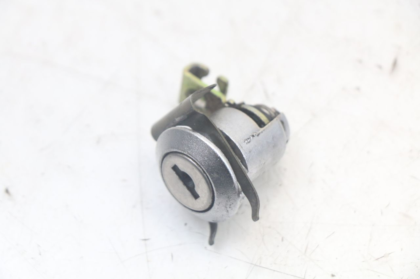 photo de ZESTAW ZAMKA I KLUCZYKA NEIMAN SUZUKI SV N 650 (1999 - 2002) - Widok z bliska