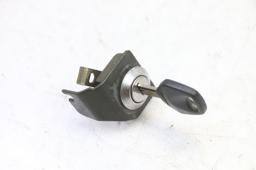 photo de ZESTAW ZAMKA I KLUCZYKA STACYJKI SUZUKI SV S 650 (2003 - 2009) - Widok z bliska