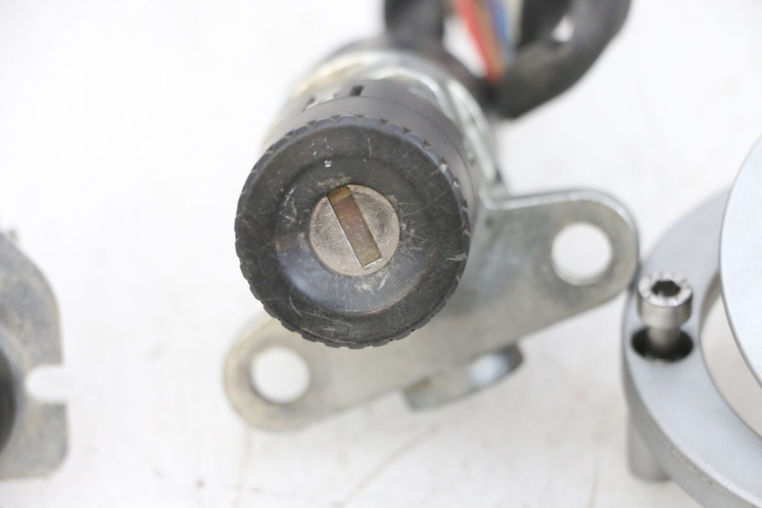 photo de ZESTAW ZAMKA I KLUCZYKA NEIMAN YAMAHA TZR 50 (2008 - 2016) - Szczegóły charakterystyczne