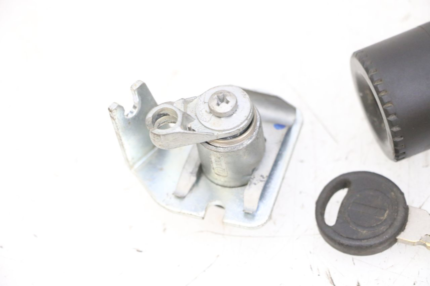 photo de ZESTAW ZAMKA I KLUCZYKA NEIMAN YAMAHA TZR 50 (2008 - 2016) - Inny kąt widzenia