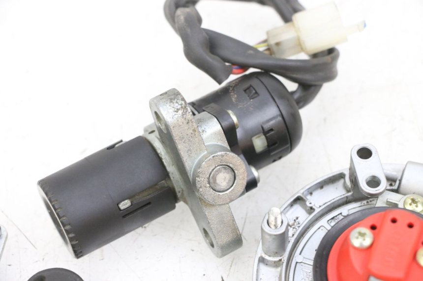 photo de ZESTAW ZAMKA I KLUCZYKA NEIMAN YAMAHA TZR 50 (2008 - 2016) - Zbliżenie techniczne