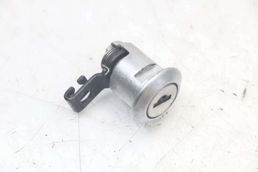 photo de ZESTAW ZAMKA I KLUCZYKA STACYJKI KAWASAKI VERSYS ABS 650 (2015 - 2018) - Zbliżenie komponentów