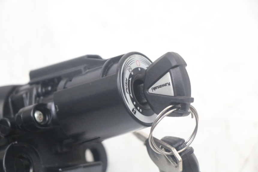 photo de ZESTAW ZAMKA I KLUCZYKA STACYJKI KAWASAKI VERSYS ABS 650 (2015 - 2018) - Widok ogólny