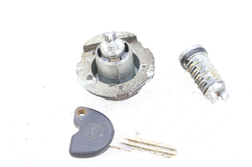 photo de ZESTAW ZAMKA I KLUCZYKA NEIMAN PIAGGIO ZIP 2T 50 (2009 - 2019) - Inny kąt widzenia