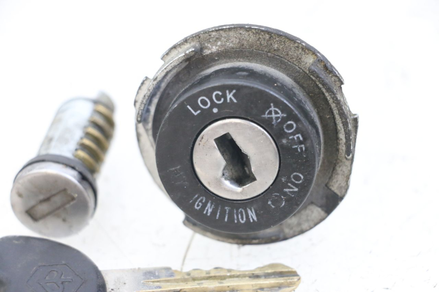 photo de ZESTAW ZAMKA I KLUCZYKA NEIMAN PIAGGIO ZIP 2T 50 (2009 - 2019) - Zbliżenie techniczne