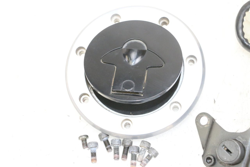 photo de ZESTAW ZAMKA I KLUCZYKA NEIMAN KAWASAKI ZR 7 750 (1999 - 2004) - Widok z bliska