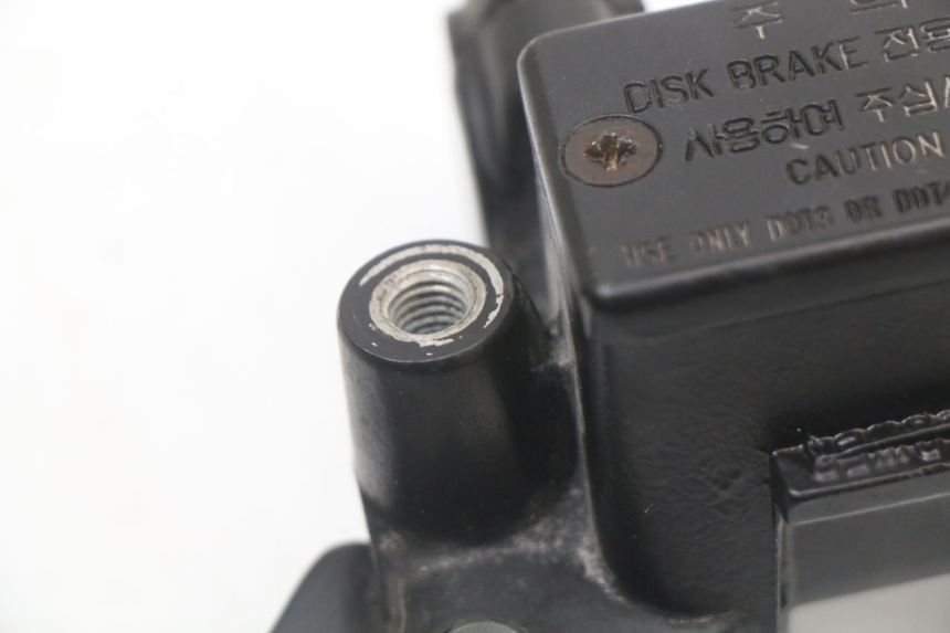 photo de POMPA HAMULCOWA PRZEDNIA DAELIM A-FOUR 2T 50 (2005 - 2012) - Zbliżenie techniczne