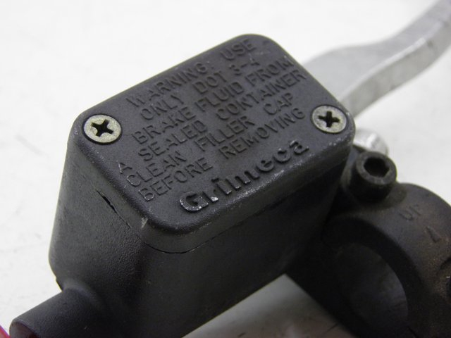 photo de POMPA HAMULCOWA PRZEDNIA APRILIA LEONARDO ST 250 (2002 - 2005) - Zbliżenie techniczne