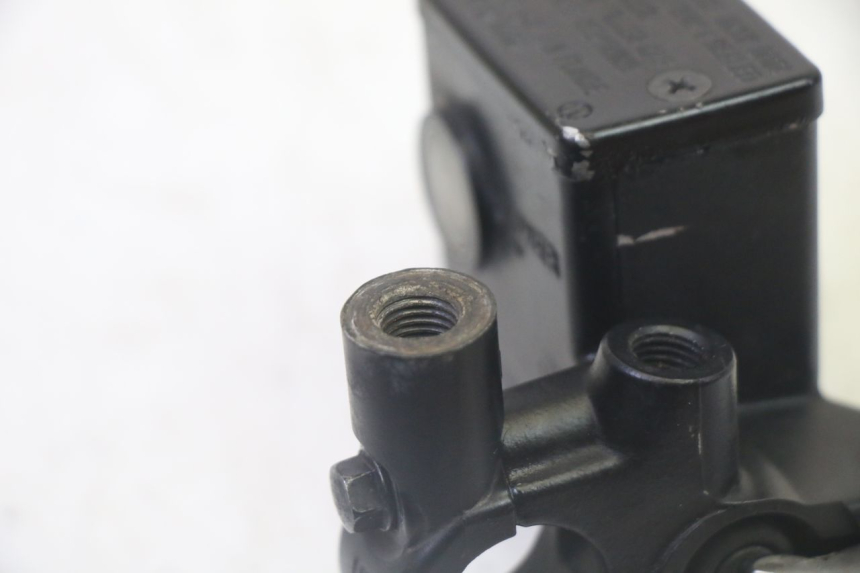 photo de POMPA HAMULCOWA PRZEDNIA SUZUKI BURGMAN 125 (2007 - 2014) - Inny kąt widzenia