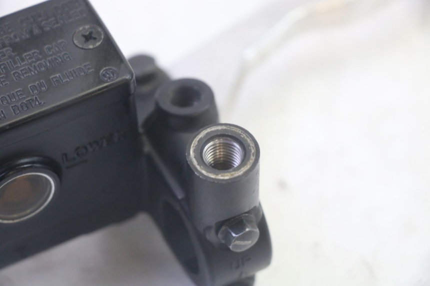 photo de POMPA HAMULCOWA PRZEDNIA SUZUKI BURGMAN 125 (2007 - 2014) - Zoom stanu zużycia