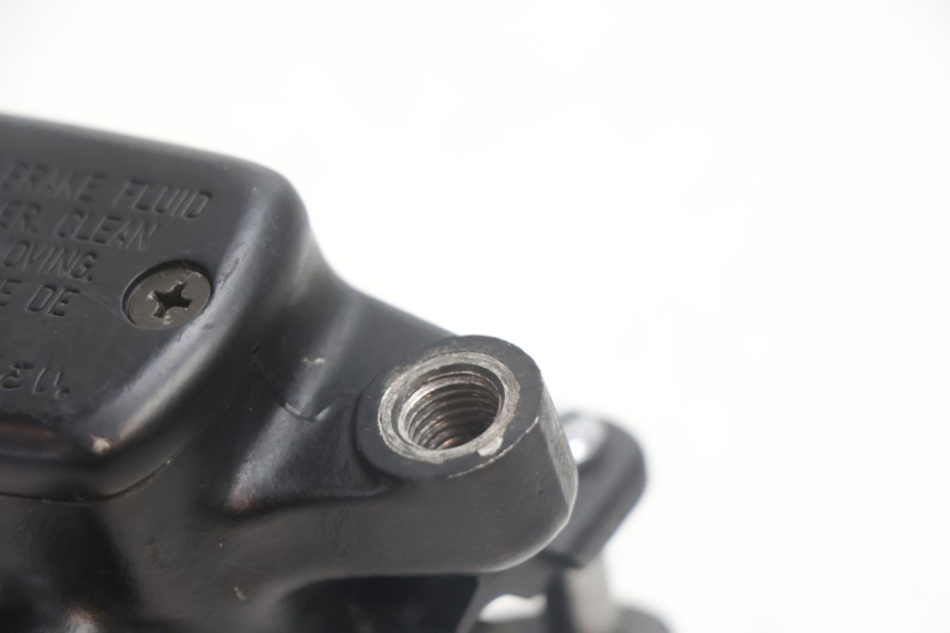 photo de PRZEDNI CYLINDER GŁÓWNY HONDA CB F HORNET 600 (2005 - 2006) - Zbliżenie techniczne