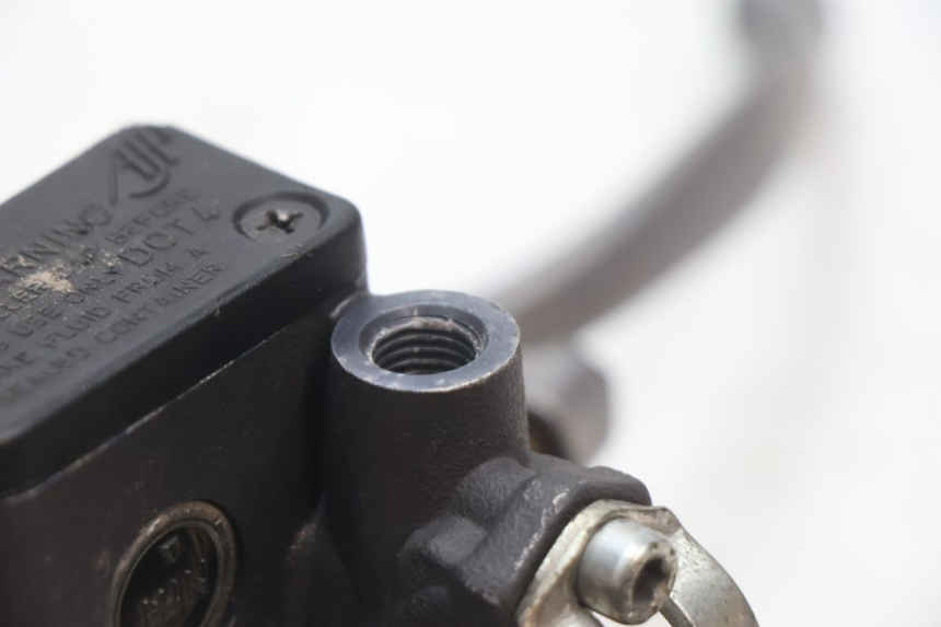 photo de PRZEDNI CYLINDER GŁÓWNY HM HONDA CRM DERAPAGE RR 50 (2006 - 2017) - Zbliżenie techniczne