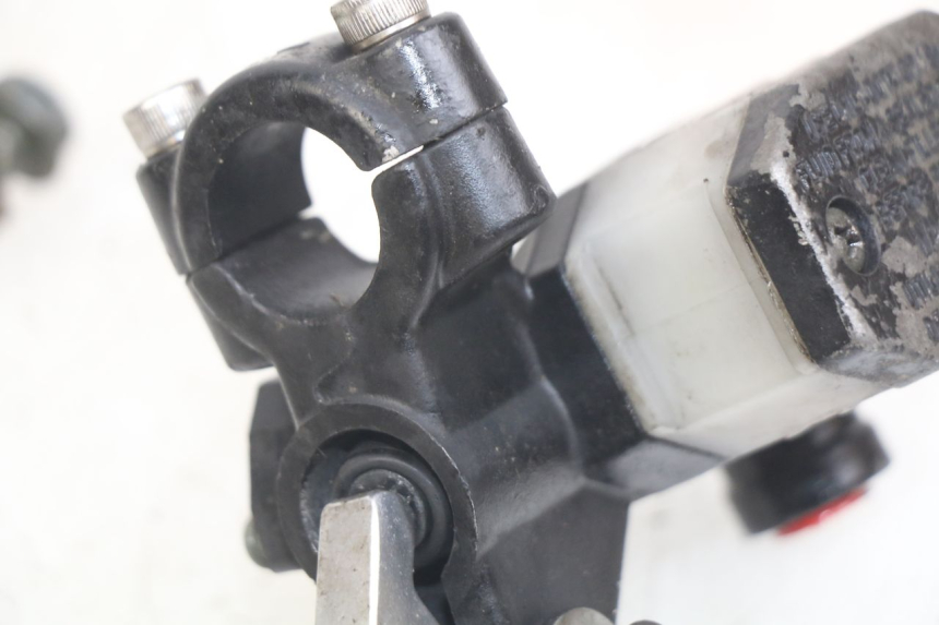 photo de POMPA HAMULCOWA PRZEDNIA SYM CROX 4T 50 (2016 - 2023) - Zoom stanu zużycia