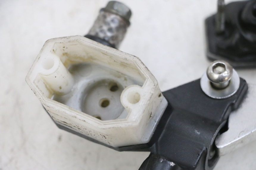 photo de POMPA HAMULCOWA PRZEDNIA SYM CROX 4T 50 (2016 - 2023) - Zoom stanu zużycia