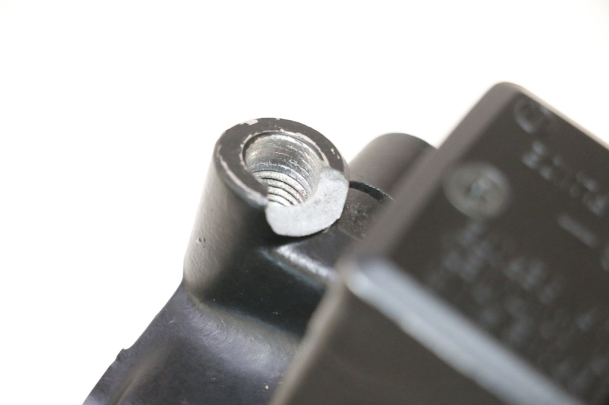 photo de PRZEDNI CYLINDER GŁÓWNY KAWASAKI ER-6 ER6 N 650 (2005 - 2009) - Zbliżenie techniczne