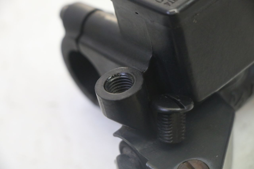 photo de POMPA HAMULCOWA PRZEDNIA HONDA FES S-WING SWING ABS 125 (2007 - 2015) - Zbliżenie techniczne