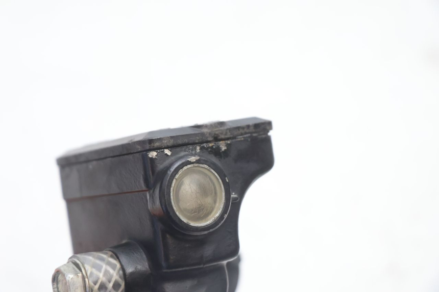 photo de PRZEDNI CYLINDER GŁÓWNY KAWASAKI GPX F ZX750F 750 (1986 - 1990) - Zbliżenie techniczne