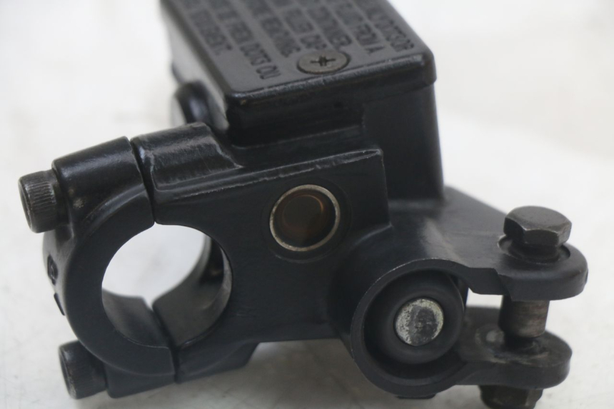 photo de POMPA HAMULCOWA PRZEDNIA PEUGEOT KISBEE 2T 50 (2010 - 2017) - Zbliżenie techniczne