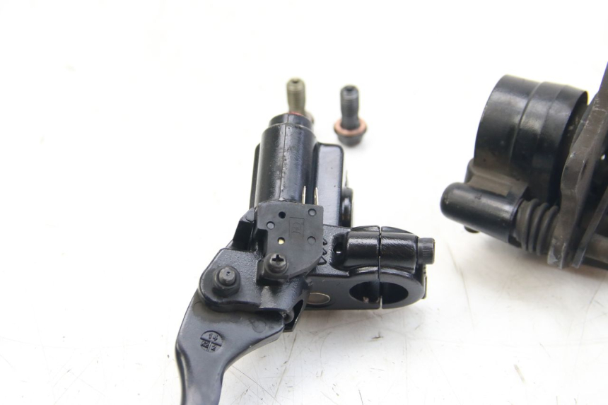 photo de POMPA HAMULCOWA PRZEDNIA PEUGEOT KISBEE 4T 50 (2018 - 2022) - Zbliżenie techniczne