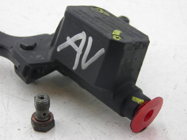 photo de POMPA HAMULCOWA PRZEDNIA PIAGGIO XEVO - X EVO 125 (2010 - 2015) - Inny kąt widzenia