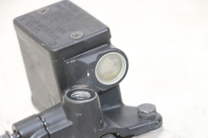 photo de POMPA HAMULCOWA PRZEDNIA PEUGEOT SATELIS 125 (2013 - 2018) - Zbliżenie techniczne