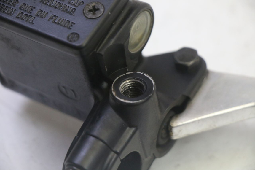 photo de POMPA HAMULCOWA PRZEDNIA PEUGEOT SATELIS 125 (2010 - 2012) - Inny kąt widzenia