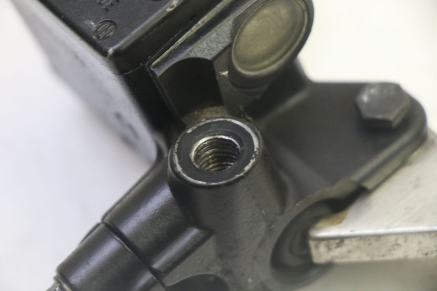 photo de POMPA HAMULCOWA PRZEDNIA PEUGEOT SATELIS 125 (2013 - 2018) - Inny kąt widzenia