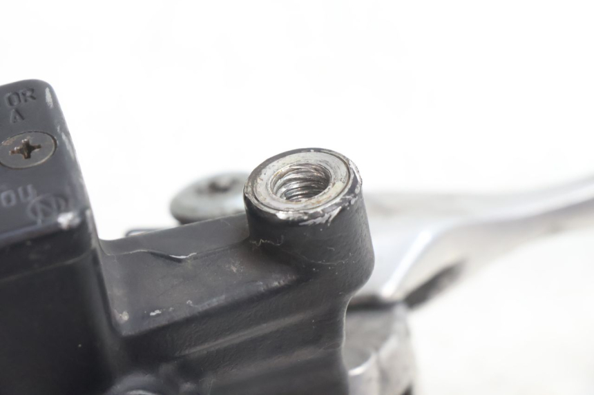 photo de PRZEDNI CYLINDER GŁÓWNY HONDA SH 125 (2001 - 2003) - Inny kąt widzenia