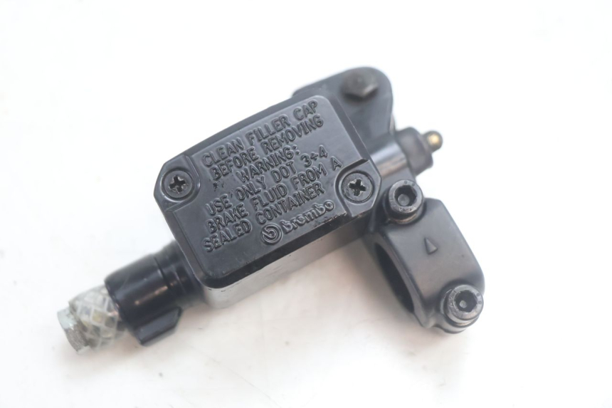 photo de PRZEDNI CYLINDER GŁÓWNY YAMAHA SLIDER 50 (1999 - 2004) - Zbliżenie techniczne