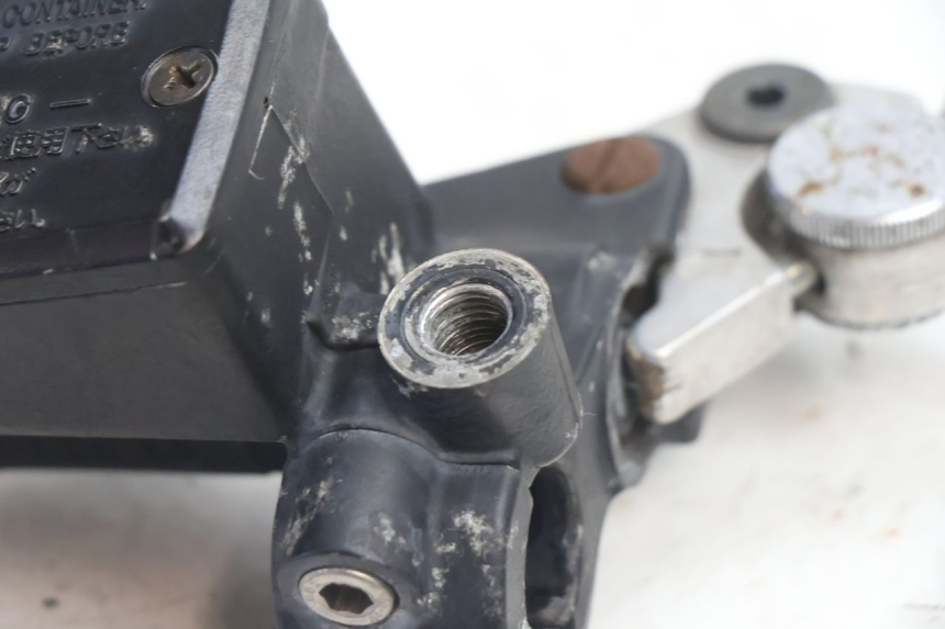 photo de PRZEDNI CYLINDER GŁÓWNY YAMAHA XJR 1300 (1998 - 2002) - Inny kąt widzenia