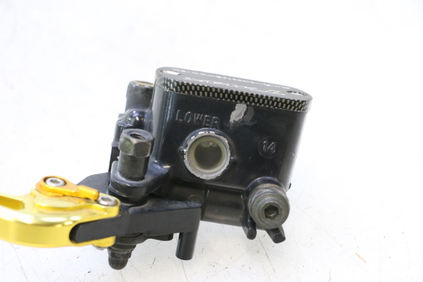 photo de PRZEDNI CYLINDER GŁÓWNY YAMAHA XP T-MAX ABS 500 (2005 - 2005) - Zbliżenie techniczne
