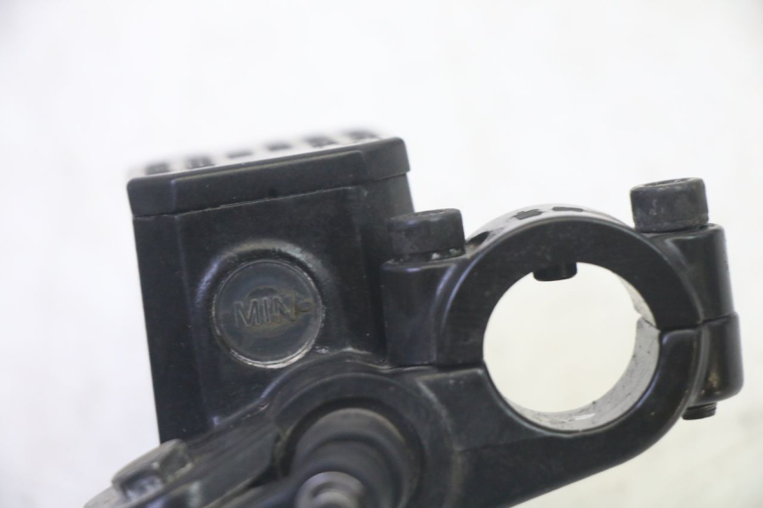 photo de POMPA HAMULCA TYLNEGO ADIVA AD3 300 (2014 - 2020) - Zbliżenie komponentów