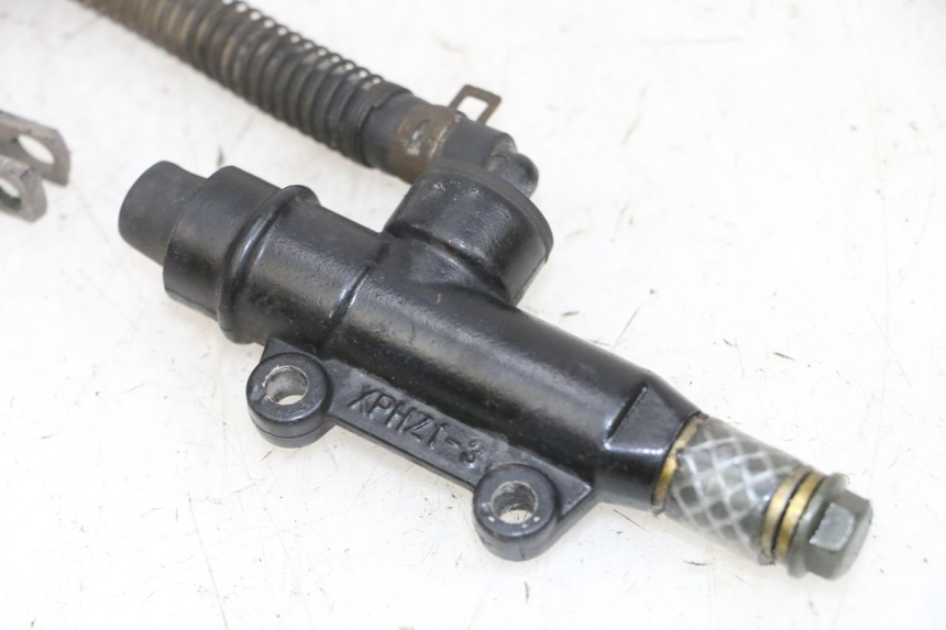 photo de POMPA HAMULCA TYLNEGO KSR CODE 125 (2018 - 2020) - Zbliżenie techniczne