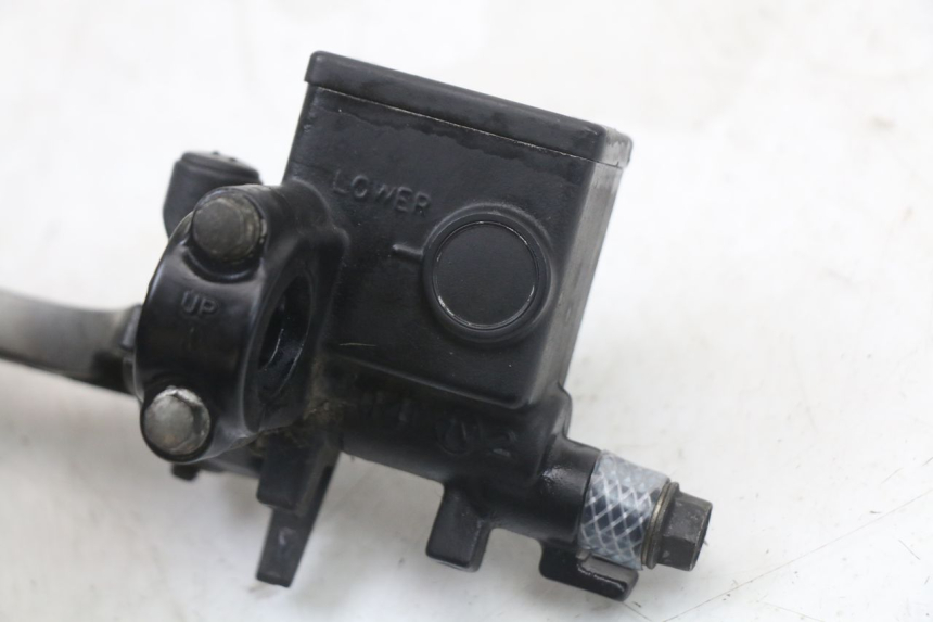 photo de POMPA HAMULCA TYLNEGO HONDA FES S-WING SWING 125 (2007 - 2015) - Zbliżenie techniczne