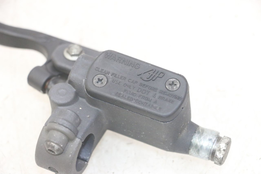 photo de POMPA HAMULCA TYLNEGO PEUGEOT JET FORCE CARBU 50 (2003 - 2016) - Zbliżenie techniczne