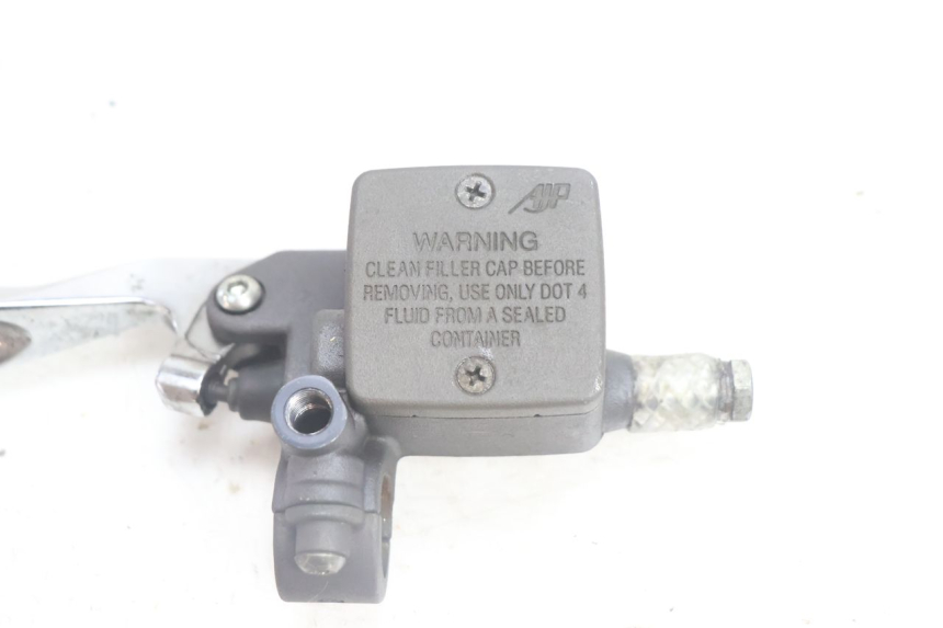 photo de POMPA HAMULCA TYLNEGO PEUGEOT SATELIS 125 (2006 - 2009) - Zbliżenie techniczne