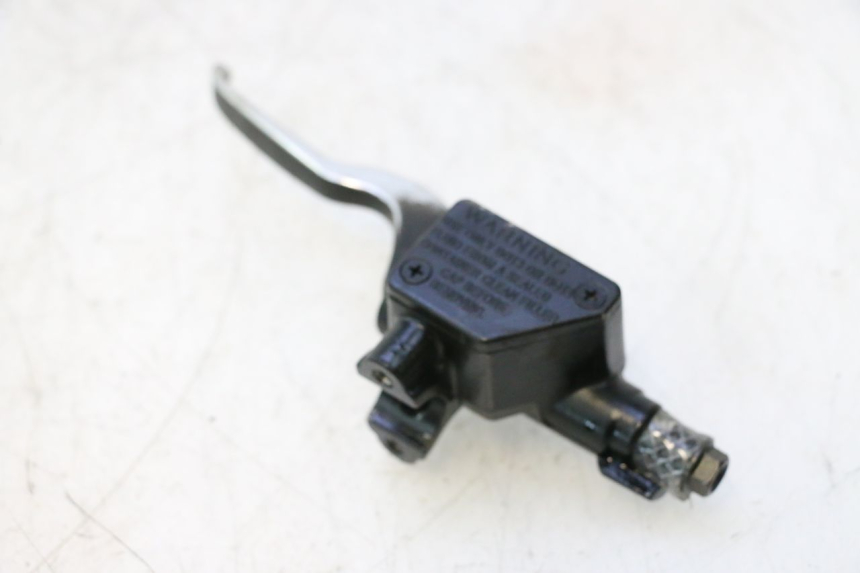 photo de GŁÓWNY CYLINDER HAMULCA TYLNEGO PEUGEOT TWEET 4T 50 (2018 - 2022) - Zbliżenie techniczne
