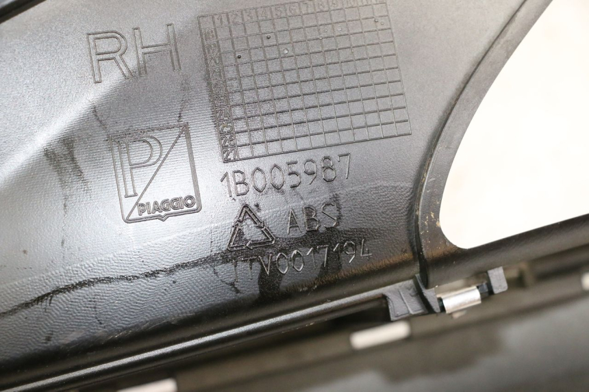 photo de PRAWY PODNÓŻEK PIAGGIO MP3 HPE 300 (2019 - 2026) - Szczegół części