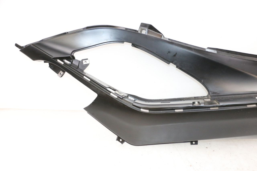 photo de PRAWY PODNÓŻEK PIAGGIO MP3 HPE 300 (2019 - 2026) - Widok z bliska