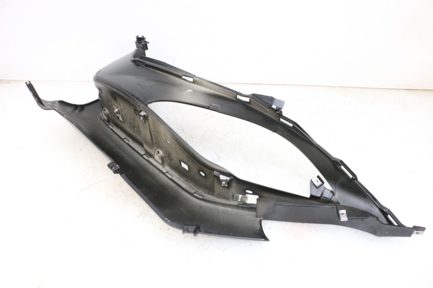 photo de PRAWY PODNÓŻEK PIAGGIO MP3 HPE 300 (2019 - 2026) - Inny kąt widzenia