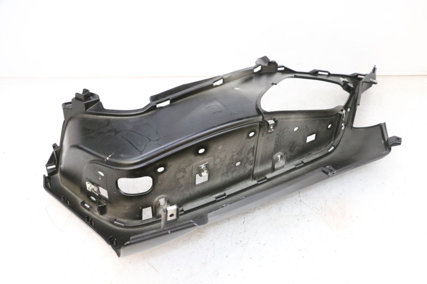 photo de PRAWY PODNÓŻEK PIAGGIO MP3 HPE 300 (2019 - 2026) - Zbliżenie techniczne