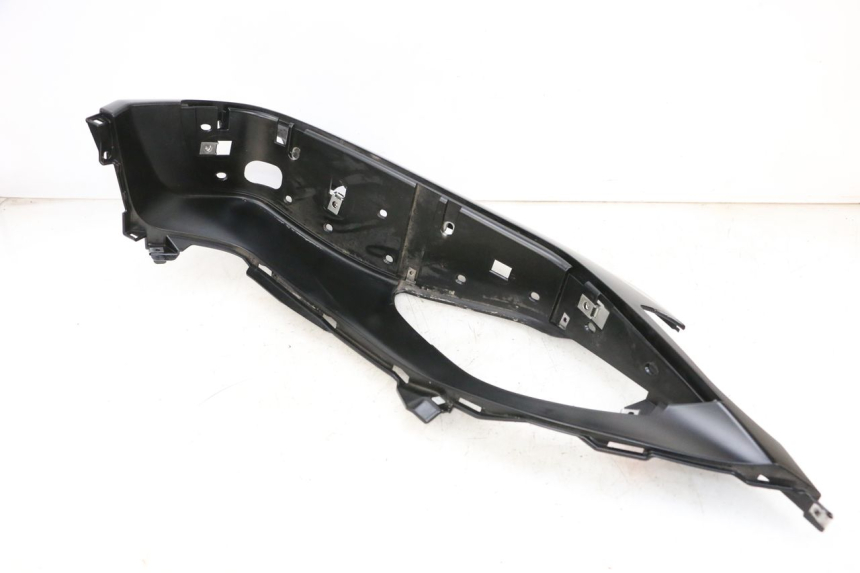 photo de PRAWY PODNÓŻEK PIAGGIO MP3 HPE 300 (2019 - 2026) - Stan powierzchni