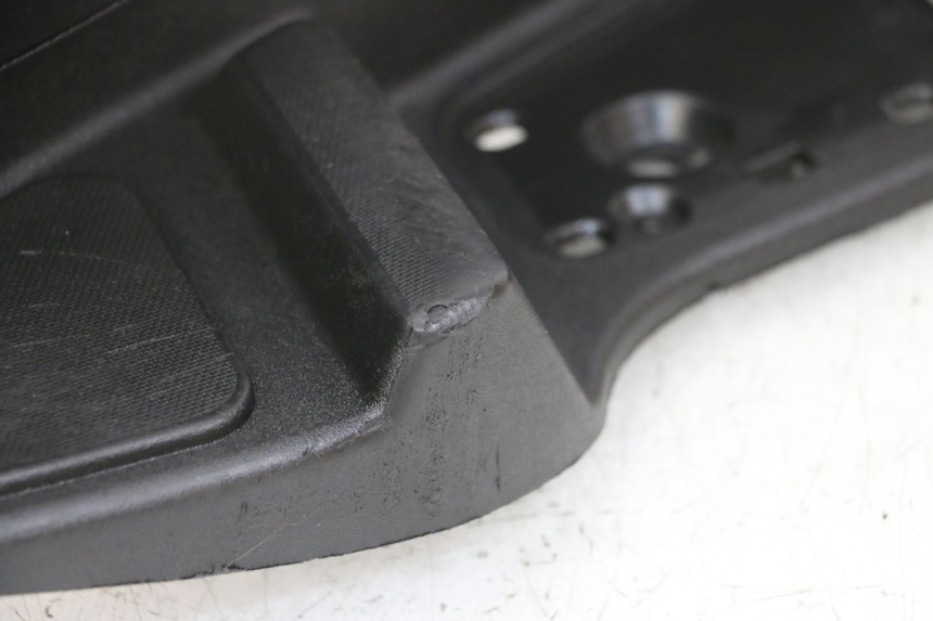 photo de PODNÓŻEK PRAWY PIAGGIO MP3 LT 400 (2007 - 2012) - Punkty mocowania