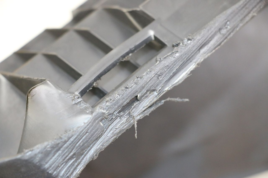 photo de PODNÓŻEK PRAWY SUZUKI BURGMAN 125 (2007 - 2014) - Zoom stanu zużycia