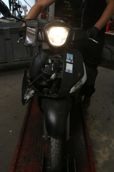 photo de LEWE PODNÓŻEK PEUGEOT SATELIS COMPRESSOR K15 125 (2006 - 2009) - Część sprawdzona